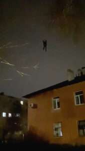 Read more about the article Man Flees From Cops By Walking Electric Cable Tightrope Between Two Buildings