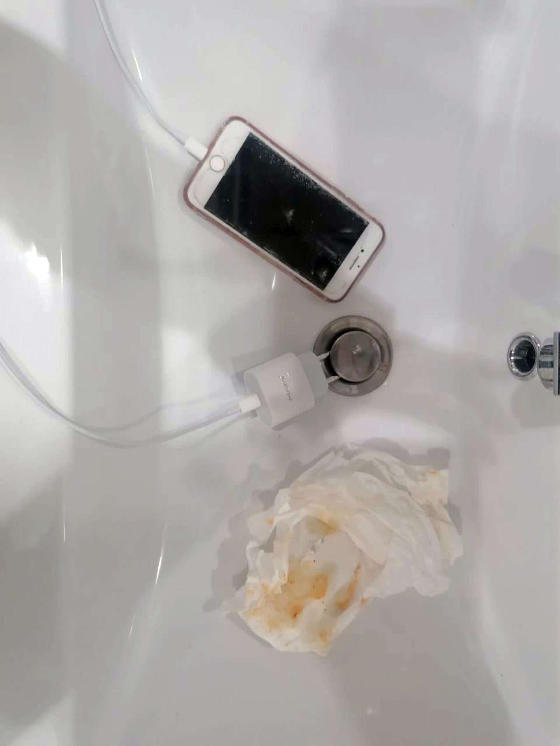 Read more about the article Girl, 10, Electrocuted After She Dropped Her Phone In The Bathtub While It Was Charging