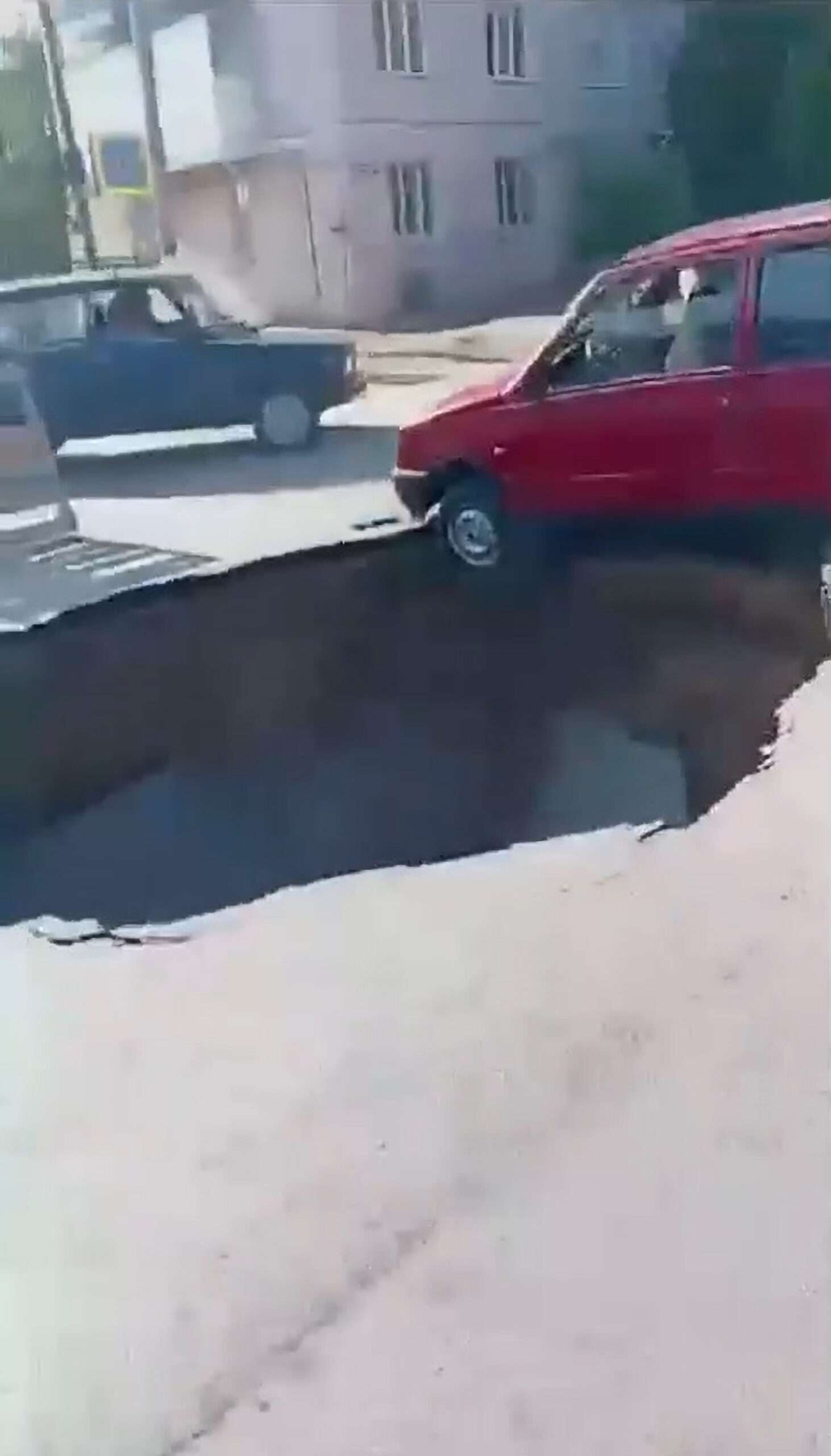 Read more about the article Clueless Motorist Left Teetering On The Edge As He Completely Ignores Massive Sinkhole