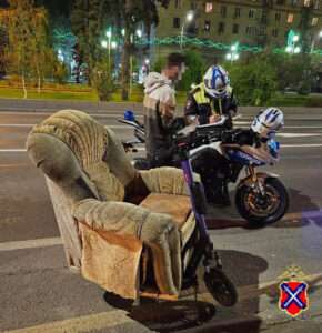 Read more about the article Easy Rider Driving Armchair Busted By Cops