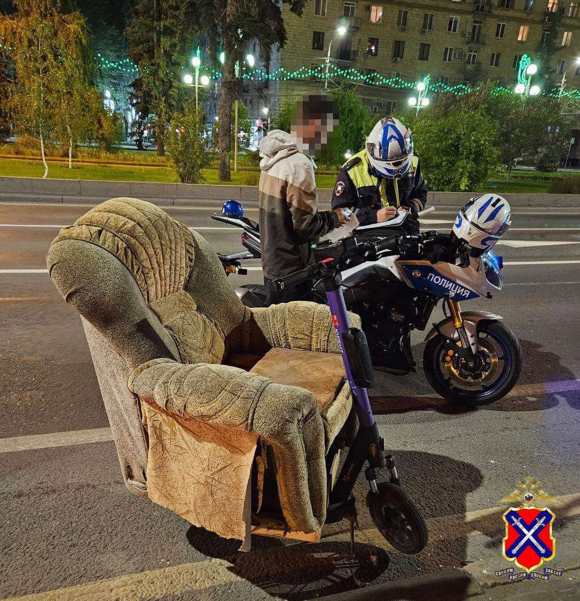 Read more about the article Easy Rider Driving Armchair Busted By Cops